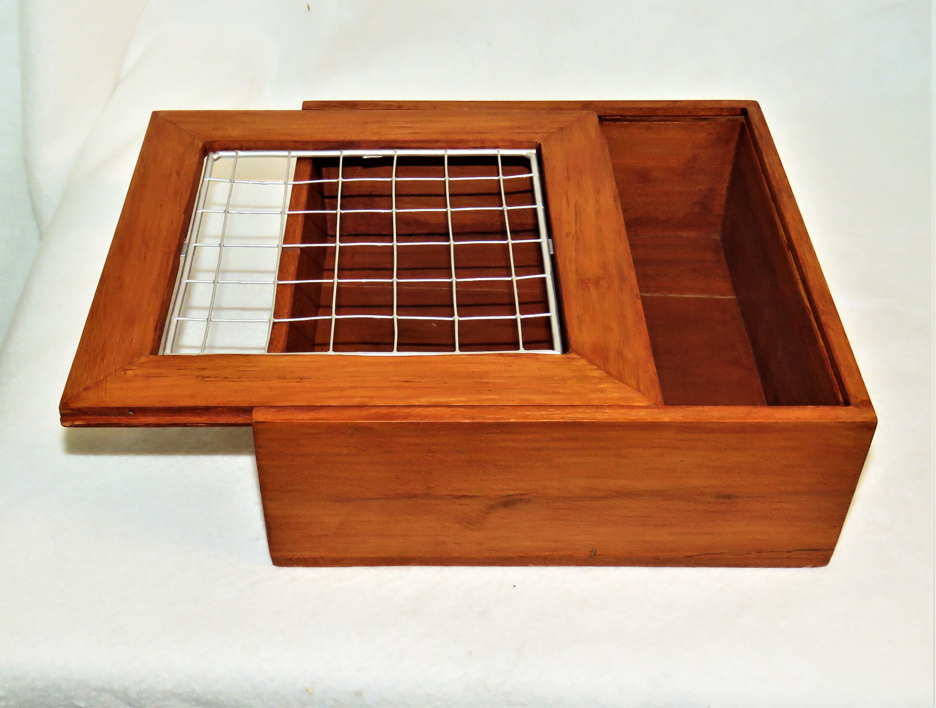 Caja de madera rectangular con frontal redondeado y cierre metálico 12.5 x  8.5 x 5.5 cm. Caja, cofre para decorar con tapa, alma