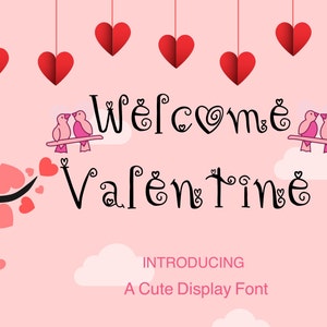 以下が含まれることがあります： ピンク色のバレンタインデーをテーマにしたグラフィックで、装飾的なフォントで「Welcome Valentine」という言葉が書かれています。画像には赤いハートの装飾と枝にいる2羽のピンク色の鳥が含まれています。下部のテキストは「Introducing A Cute Display Font」と書かれています。