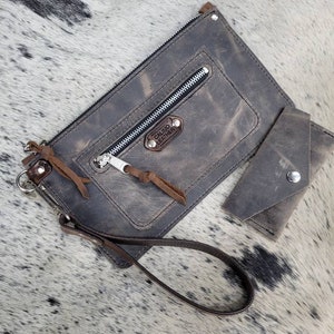 Clutch minimalista de cuero con monedero y tarjetero a juego y correa de muñeca, regalo de cuero marrón y gris hecho a mano para ella