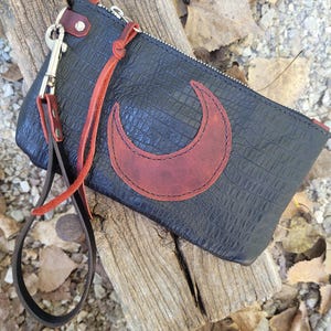 Clutch de piel con forma de luna, con monedero tipo sobre y correa para la muñeca, color negro y rojo, con relieve de cocodrilo