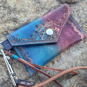 Cartera de cuero tipo sobre con correa para la muñeca, llavero minimalista de cuero azul, morado y burdeos hecho a mano, regalo para ella, billetera con broche