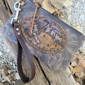 Clutch de piel con diseño de cuervo, con cartera tipo sobre y correa de muñeca a juego, bolso marrón con diseño de cuervo hecho a mano, un regalo único para mujer.