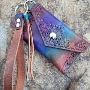 Cartera de piel tipo sobre con correa para la muñeca, llavero minimalista de piel burdeos, violeta y azul hecho a mano, regalo para ella, cartera con broche