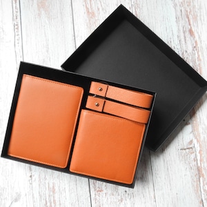 Estuche de regalo de cuero color canela / Estuche de regalo de pasaporte color canela / Estuche de regalo con billetera color canela / Regalo de viaje de cuero color canela / Regalo para viajeros