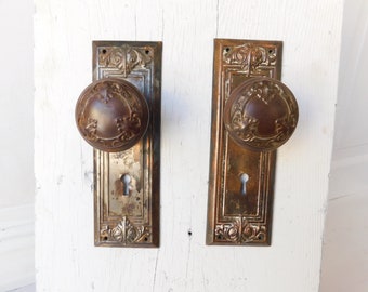 Floral Pattern Door Hardware Set, Locris Pattern by Reading, Antique Steel Design Back Plate and Doorknob Set 021512