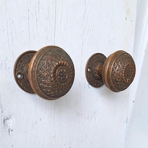 Penn Hardware Daisy Design Doorknobs and Rosetes, Solid Bronze Ornate Doorknobs with Fish Scale Pattern 040209