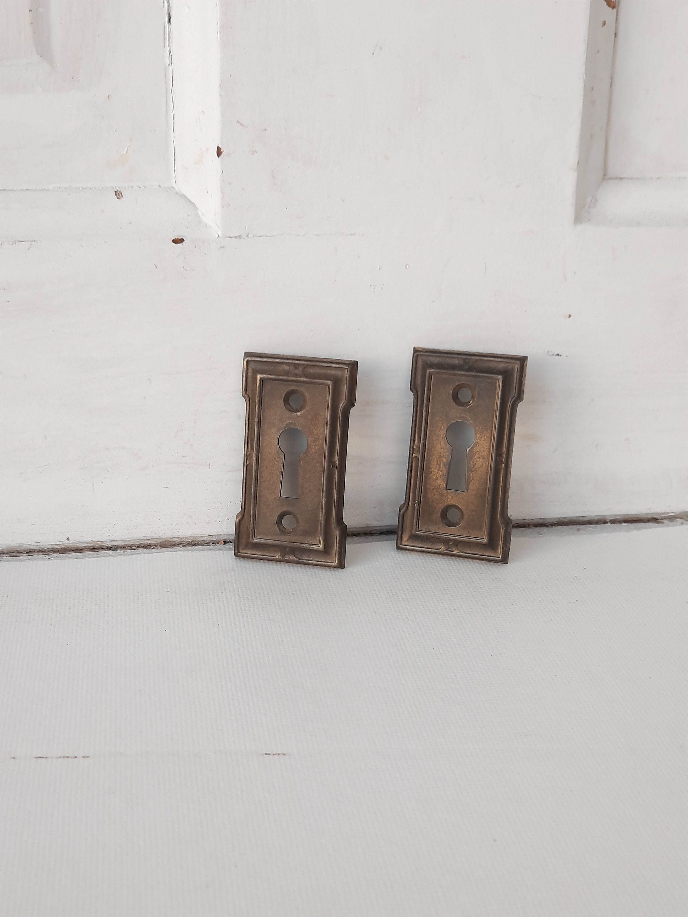 Milk Glass Closet Door or Bathroom Door Latch Set, Vintage Spring Load –  Peoria Architectural Salvage