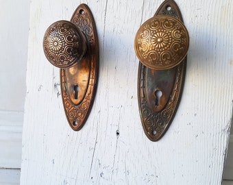 Antique Oval Backplates with Daisy Design Brass Doorknobs, Flower Design Door Hardware in Antique Bronze 040609