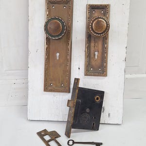 Complete Entry Knob & Plate Set, Front Door Knobs and Backplates with Lock