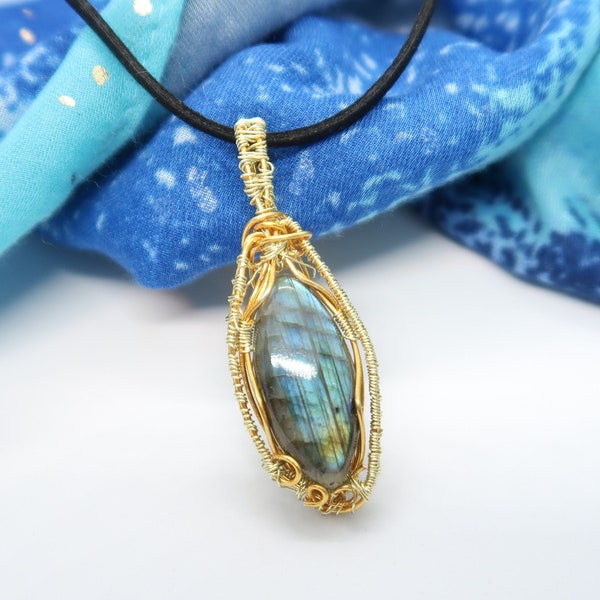 Collier, pendentif bleu, pierre de labradorite, pendentif doré, fil de cuivre doré tissé, fait main, cadeau pour elle, anniversaire, Noël.