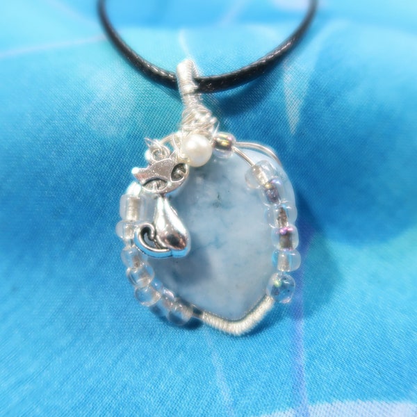 Collier, pendentif coeur bleu-pierre de gemmes-breloque chat-fait main-cadeau pour elle-cadeau d'anniverqaire.