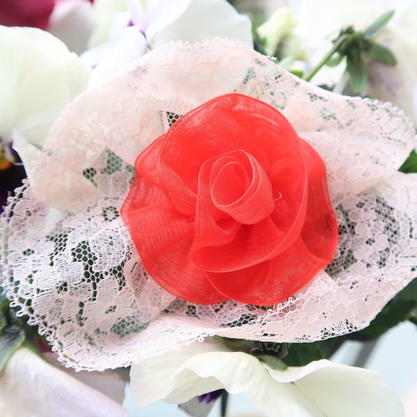 Broche fleur rouge en organza et dentelle blanche, fait main, cadeau pour elle, mariage, cérémonie, anniversaire.