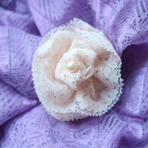 Broche fleur beige-rosé en dentelle de Calais, faite main, perle écrue, mariage, cérémonie, cadeau pour elle.