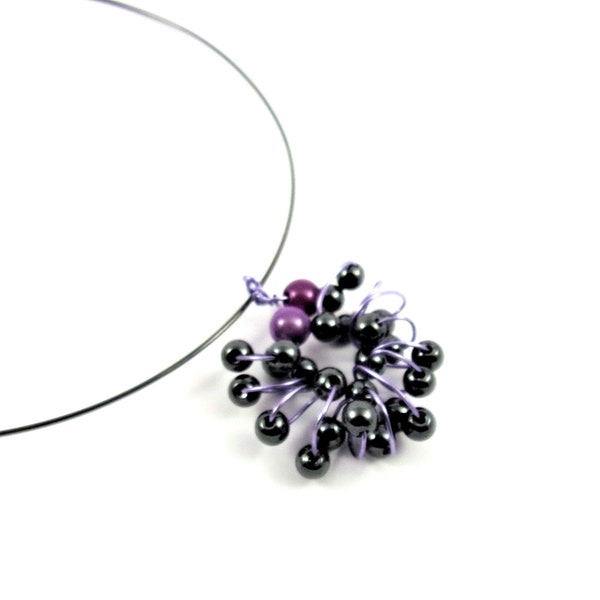 Collier noir, collier nid de perles roses, perles noires d'hématies, perles roses, fil métallique violet, fait main, cadeau, anniversaire.