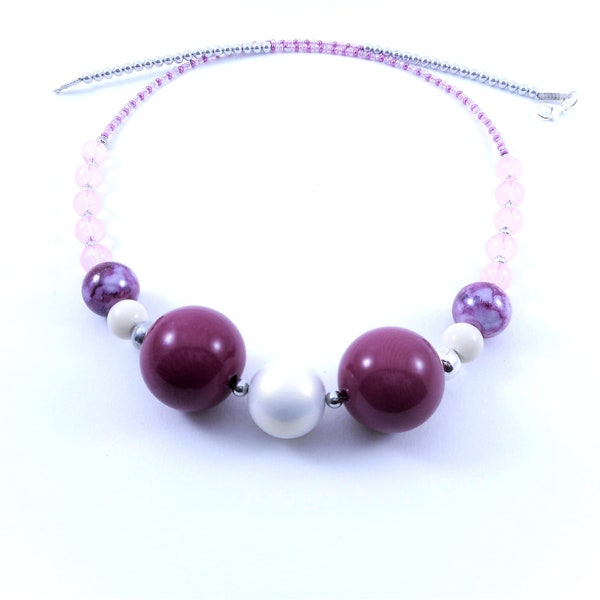 Collier rose, perles roses, perles blanches, perles roses de céramique, perles argentées, fait main, cadeau pour elle, anniversaire.