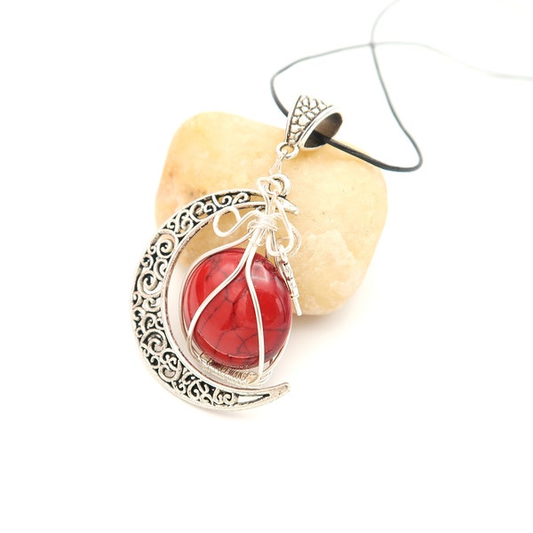 Collier, pendentif lune argentée, pierre d'imitation rouge, clef argentée, fait main, cadeau pour elle, anniversaire, st Valentin