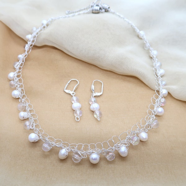 Parure blanche et argentée, collier et boucles d'oreilles, perles blanches, perles transparentes, fil métallique crocheté, mariage, cadeau.