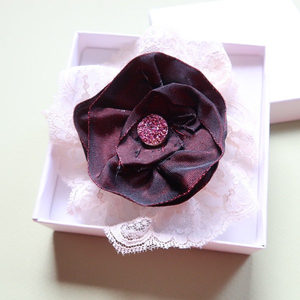 Broche fleur violette, fleur en tissus, dentelle blanche, bouton violet druzy, fait main, cadeau , anniversaire, mariage, fête des mères.