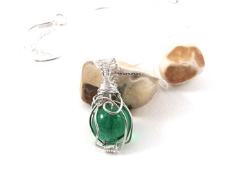 Collier, pendentif vert, pendentif argenté, perle verte, fil métallique argenté tissé, fait main, cadeau pour elle ,anniversaire.