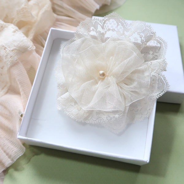 Accessoire, peigne décoratif écru, fleur en tissus et dentelle écru, perle beige, fait main, cadeau pour elle, mariage, cérémonie.