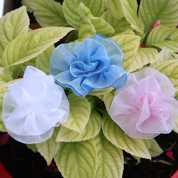 Broches fleurs en organza faites à la main, 3 couleurs au choix : bleue, blanche, rose, mariage , cérémonie, fête, cadeau pour elle.