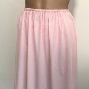 Vintage babyroze semi-transparante midi-sliprok uit de jaren 60.