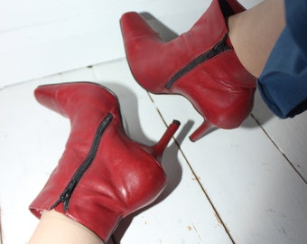 Vintages 1980s 90s Blood Red Real Leather High Heel Pointy Tip Ankle Boots.