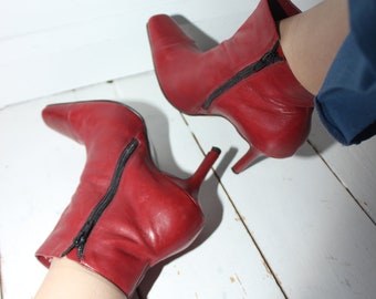 Vintage jaren 1980 90 Blood Red Real Leather High Heel Pointy Tip Enkellaarzen.