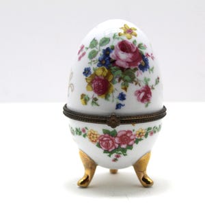 Porcelain Footed Egg Brass Hinged Trinket Jewelry Box, Multicolored Flowers, Stylized Fleur-de-lies, Vintage