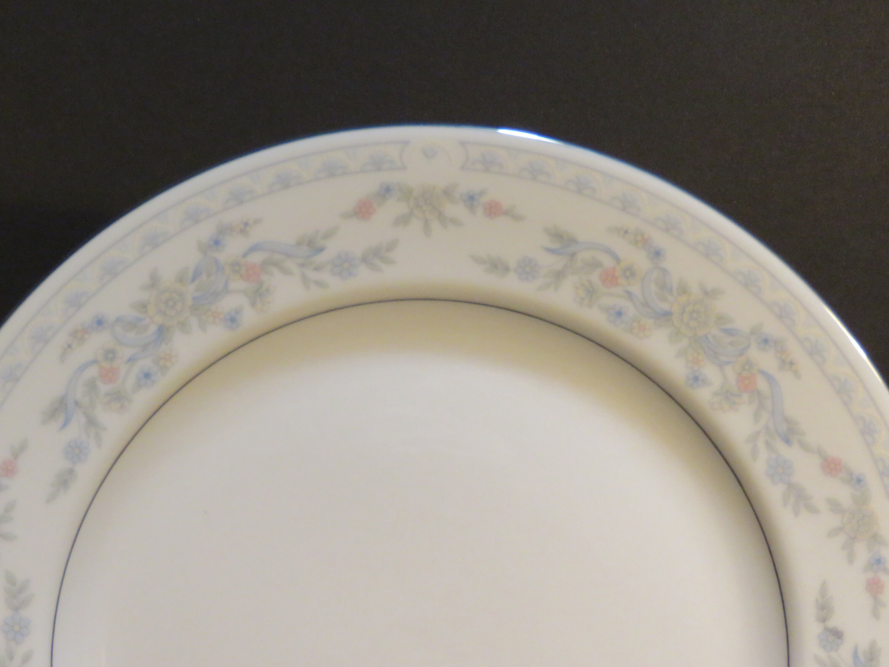 Somerset by Excel Dinnerware China, 4 Dinner Plates, 1 Luncheon Plate