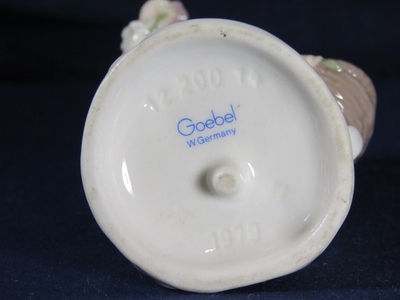 Goebel 1979 Hofgarten Figurine 