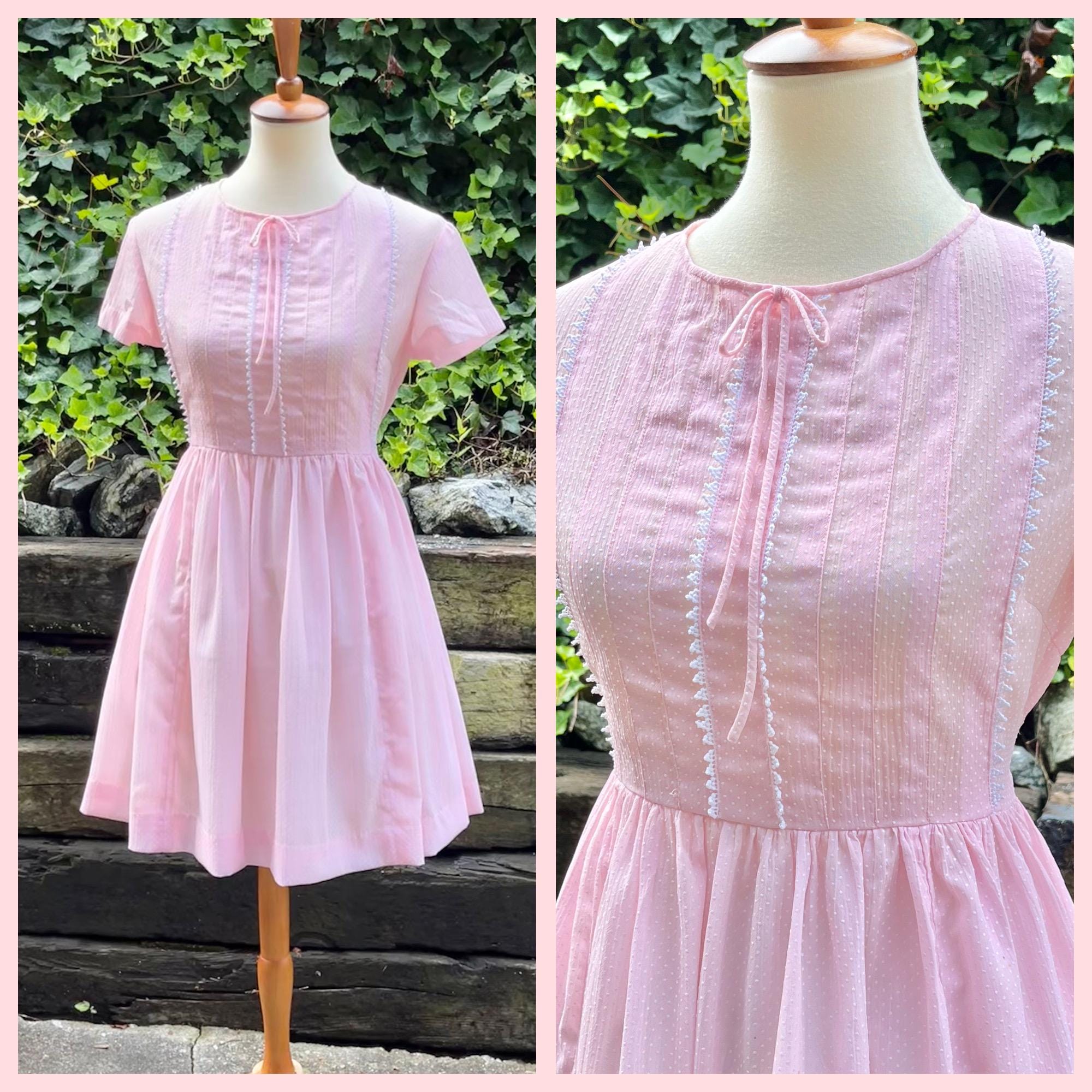 Vestido veraniego suizo con lunares rosas de principios de los años 60, minivestido vintage de los años 60 con cuello de lazo y mangas cortas, vestido de día de los años 50 con ribete de encaje y pinzas, talla S/PM