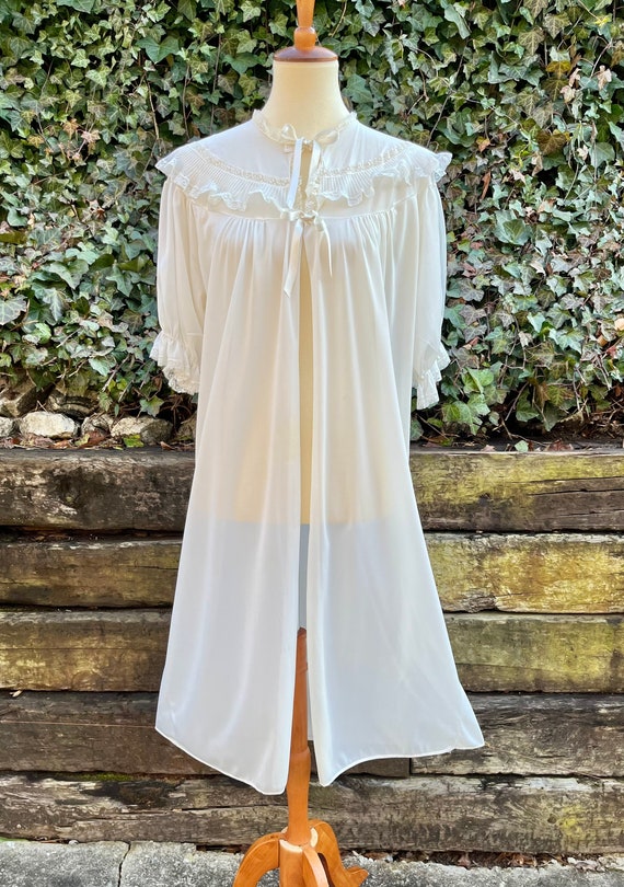 1960s white nylon robe, 60s vintage lace trimmed puff… Gem