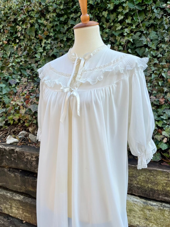 1960s white nylon robe, 60s vintage lace trimmed puff… Gem