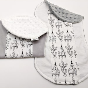 Rocket Ship Burp Cloth Set, Space Ship Baby Burp Cloths, Space Ship Baby Shower, Space Ship Gender Neutral Burp Cloths, Contour Burp Cloths