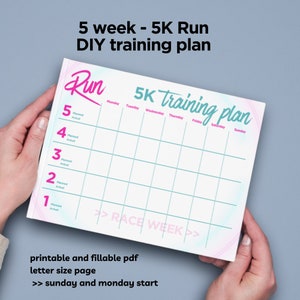 Pode incluir: Um gráfico de treino para 5K imprimível com um fundo degradê rosa e azul. O gráfico é dividido em sete colunas para cada dia da semana e cinco linhas para cada semana do plano. O gráfico inclui o texto "Run 5K training plan" e "Race Week".