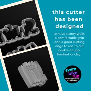 Op de afbeelding: Twee koekjesuitstekers, een in de vorm van het woord "run" en de andere met een reeks verticale lijnen, worden getoond op een zwarte achtergrond. De tekst "this cutter has been designed to have sturdy walls, a comfortable grip and a good cutting edge to use to cut cookie dough, fondant or clay." wordt weergegeven in witte tekst op een blauwe achtergrond. De tekst "swim bike run training planners & challenges" wordt weergegeven in witte tekst op een blauwe cirkel.
