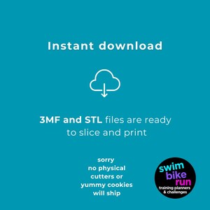 Op de afbeelding: Een blauwe achtergrond met witte tekst die "Direct downloaden" luidt. Onder de tekst bevindt zich een wit wolkpictogram met een pijl naar beneden. Onder het pictogram staat de tekst "3MF- en STL-bestanden zijn klaar om te snijden en te printen". Daaronder staat de tekst "sorry, geen fysieke cutters of lekkere koekjes worden verzonden". Een cirkel met de tekst "swim bike run training planners & challenges" bevindt zich in de rechterbenedenhoek.