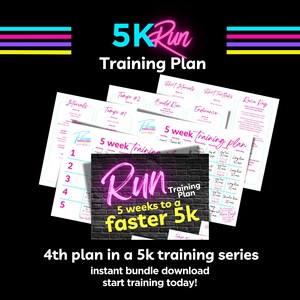 以下が含まれることがあります： 「Run 5 weeks to a faster 5k」と「Training Plan」と書かれたピンクとブルーのネオンサイン。サインは、5km ランニングの5週間のトレーニングプランが書かれた紙の束の前にある。