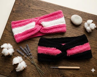 Könnte beinhalten: Zwei gehäkelte Stirnbänder mit gedrehtem Design auf der Vorderseite. Ein Stirnband hat horizontale Streifen aus leuchtend pinkem und weißem Garn. Das zweite Stirnband hat horizontale Streifen aus schwarzem und leuchtend pinkem Garn.