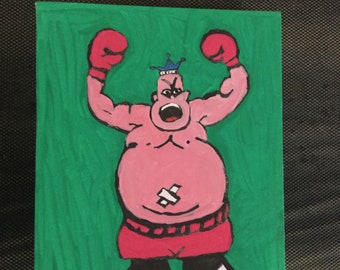 Op de afbeelding: Een handgeschilderde illustratie van een roze cartoon-bokser die rode bokshorts, zwarte schoenen en een blauwe kroon draagt. De bokser heeft een verband op zijn buik en steekt zijn vuisten in de lucht.