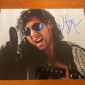 ブルーザー・ブロディがチェーンを握るアートプリントデザイン