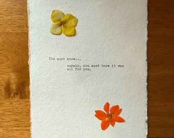Könnte beinhalten: Eine handgefertigte Papierkarte mit einer gelben und orangefarbenen gepressten Blume. Die Karte hat den Text "You must know... surely, you must know it was all for you."