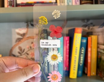 I min bokliga era - Pressed Flower Bookmark, Skrivmaskin, BookTok, Boklig, Flickvän, Handgjort, Riktiga Torkade Blommor, Bokmärke, Kvinnor, Gåva