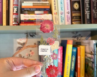 Romantikläsare - Bokmärke med pressade blommor, skrivmaskin, BookTok, bokälskare, flickvän, handgjort, riktiga torkade blommor, bokmärke för kvinnor, present