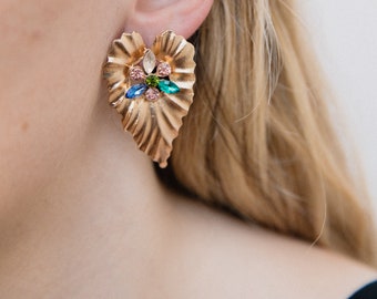 Superbes boucles d'oreilles en feuille d'or - Perles scintillantes pastel nichées dans un motif en forme de feuille | Métal, perles avec repoussoir | Bijoux tendance élégants