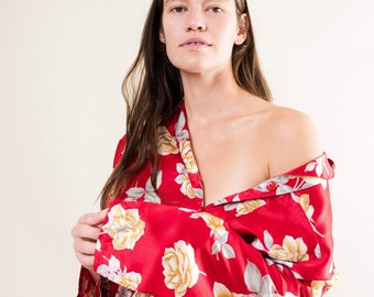 chemisier en satin floral rouge surdimensionné vintage - Manches longues | Étiquette Victoria's Secret | Boutons sur le devant, col droit, taille S/M