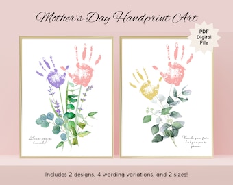 Puede incluir: Dos diseños de arte de huellas de manos imprimibles para el Día de la Madre con huellas de manos de diferentes colores, un ramo de flores y texto que dice "¡Te quiero mucho!" y "Gracias por ayudarnos a crecer".