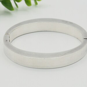 Pulsera vintage de plata de ley moderna de mediados de siglo con bisagras ovaladas geométricas y bordes cuadrados