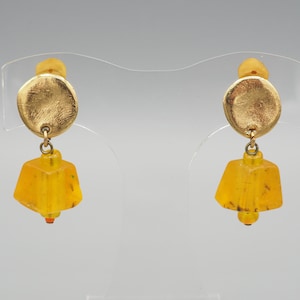 Vintage Brutalist Ohrclips: Gold-Ton-Bernstein-Lucite-Ohrringe